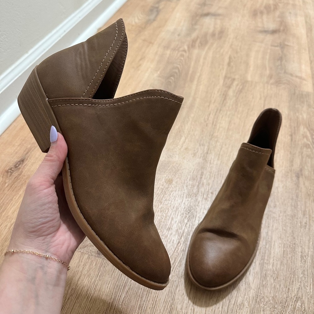Universal Thread | Almond‎ Toe Stacked Heel Brown V-Cut Ankle Booties, Size 9
